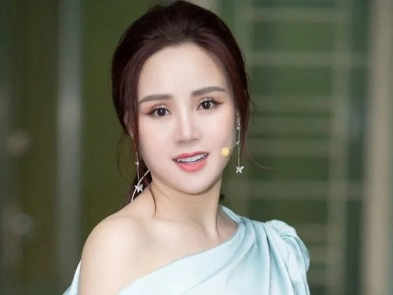 tieu su ca si vy oanh su nghiep am nhac doi tu va cuoc song hien tai