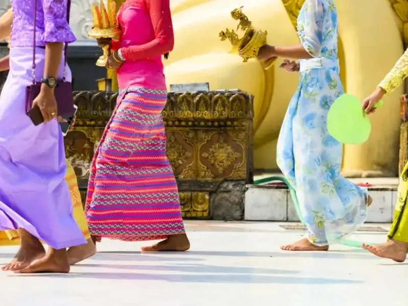 trang phuc truyen thong myanmar khi ban sac dan toc duoc det thanh hinh hai