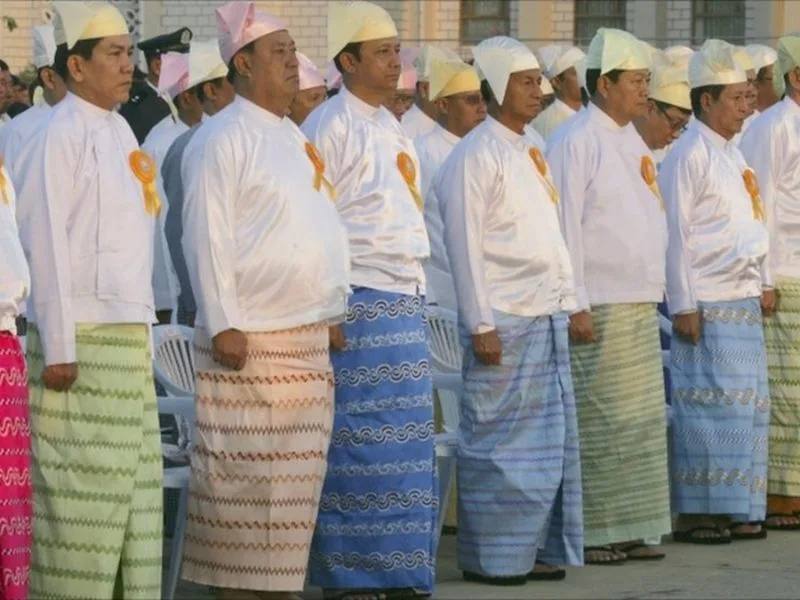 trang phuc truyen thong myanmar khi ban sac dan toc duoc det thanh hinh hai