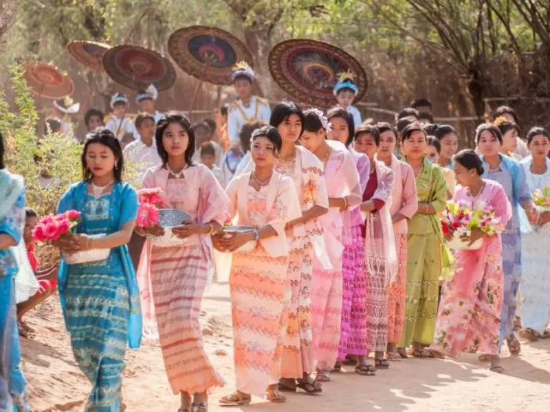 trang phuc truyen thong myanmar khi ban sac dan toc duoc det thanh hinh hai